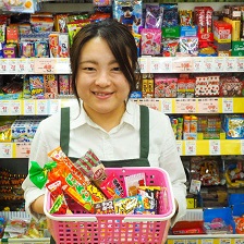 Mua bánh kẹo chỉ với 300 yên? Trải nghiệm mua thử bánh kẹo Nhật giá rẻ Dagashi chỉ với 300 yên tại cửa hàng bánh kẹo “Okashi no Machioka”